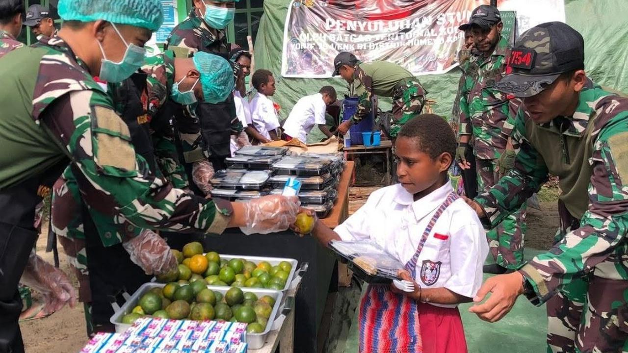 Tak Hanya di Pusat Kota, Pasukan TNI Bantu Bawa Makan Bergizi Gratis di Papua dengan Helikopter