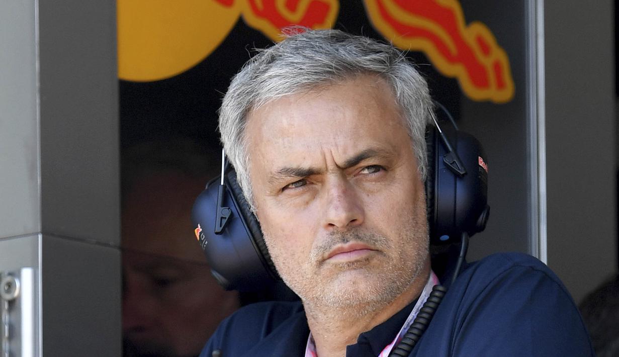 Pelatih Manchester United, Jose Mourinho tengah serius melihat pemandangan balapan kualifikasi F1 GP Monako di sikuit jalanan Monte-Carlo, (27/5/2017). (Andrej Isakovic/Pool Photo via AP)