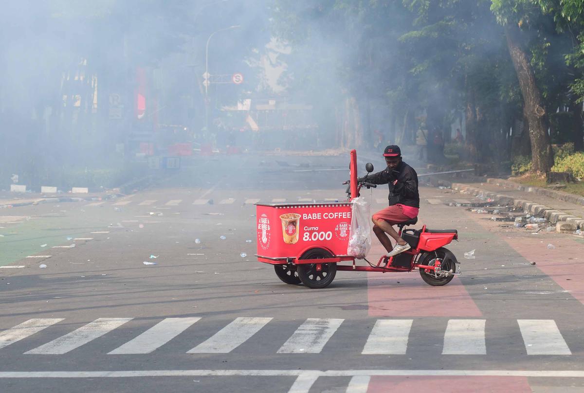 FOTO: Demo Ricuh di Kwitang Usai Kematian Driver Ojol Tertabrak Rantis Brimob
