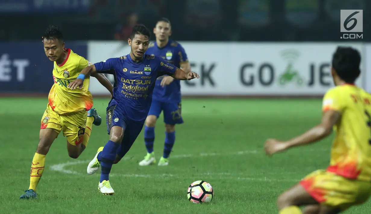 Gelandang Persib, Gian Zola (tengah) berebut bola dengan pemain depan Bhayangkara FC, Wahu Subo Seto dilanjutan Liga 1 Indonesia di Stadion Patriot Candrabhaga, Bekasi, Minggu (4/6). Bhayangkara FC menang 2-0. (Liputan6.com/Helmi Fithriansyah)