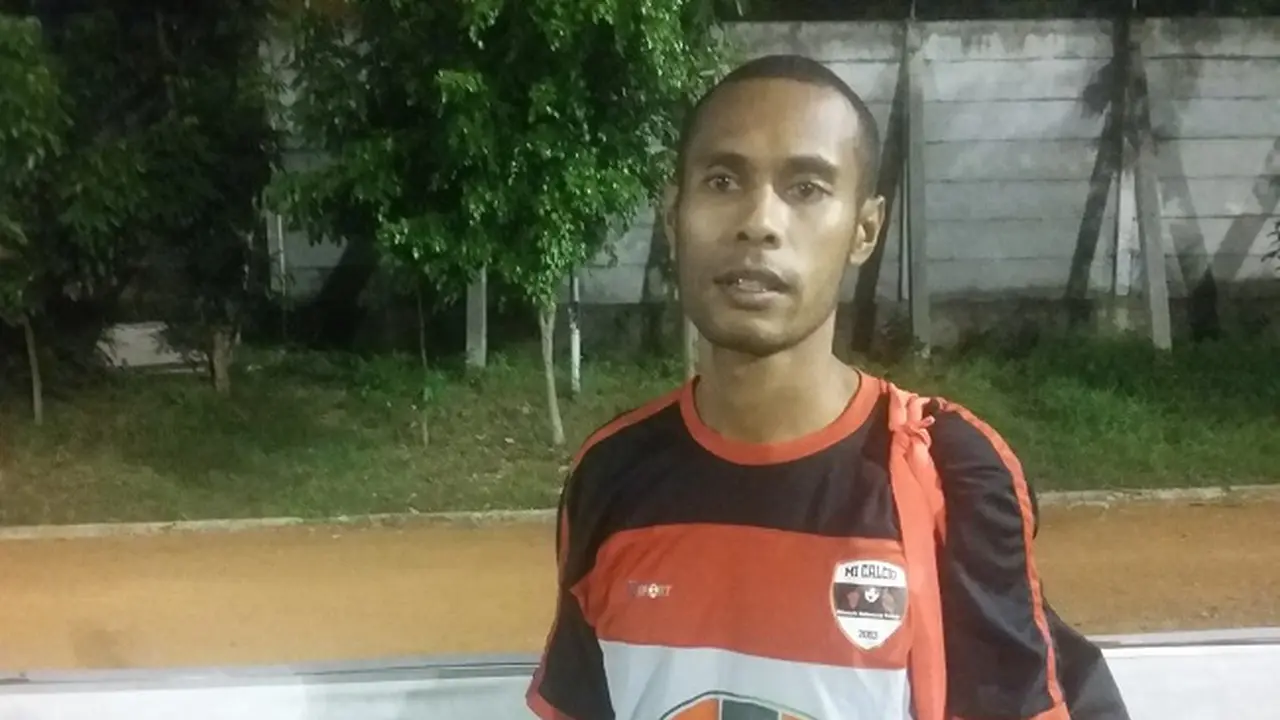 Ruben Sanadi ikut memeriahkan laga amal untuk Alfin Tuasalamony yang digelar Sabtu (11/7/2015). (Bola.com/Sisbrianto Guntar)