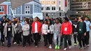 Presiden Joko Widodo dan Ibu Negara Iriana Joko Widodo berjalan kaki sambil berbincang bersama pelajar dan mahasiswa Indonesia di sekitar Water Front di Selandia Baru (19/3). (Liputan6.com/Pool/Biro Pers Setpres)