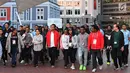 Presiden Joko Widodo dan Ibu Negara Iriana Joko Widodo berjalan kaki sambil berbincang bersama pelajar dan mahasiswa Indonesia di sekitar Water Front di Selandia Baru (19/3). (Liputan6.com/Pool/Biro Pers Setpres)