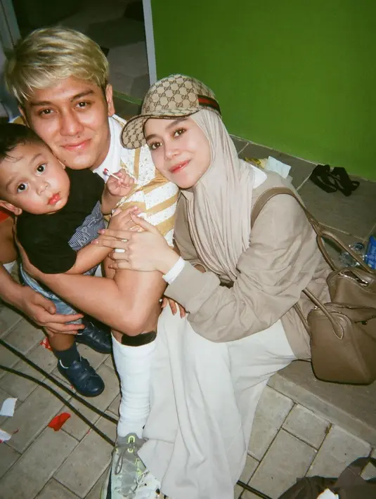 Lesti Kejora juga memamerkan kemesraan keluarga kecilnya saat mendukung sang suami Rizky Billar bertanding. Lesti mengenakan atasan berwarna cokelat dipadunya dengan bawahan bernuansa broken white dan topi dari brand Gucci. [Foto: Instagram/lestikejora]