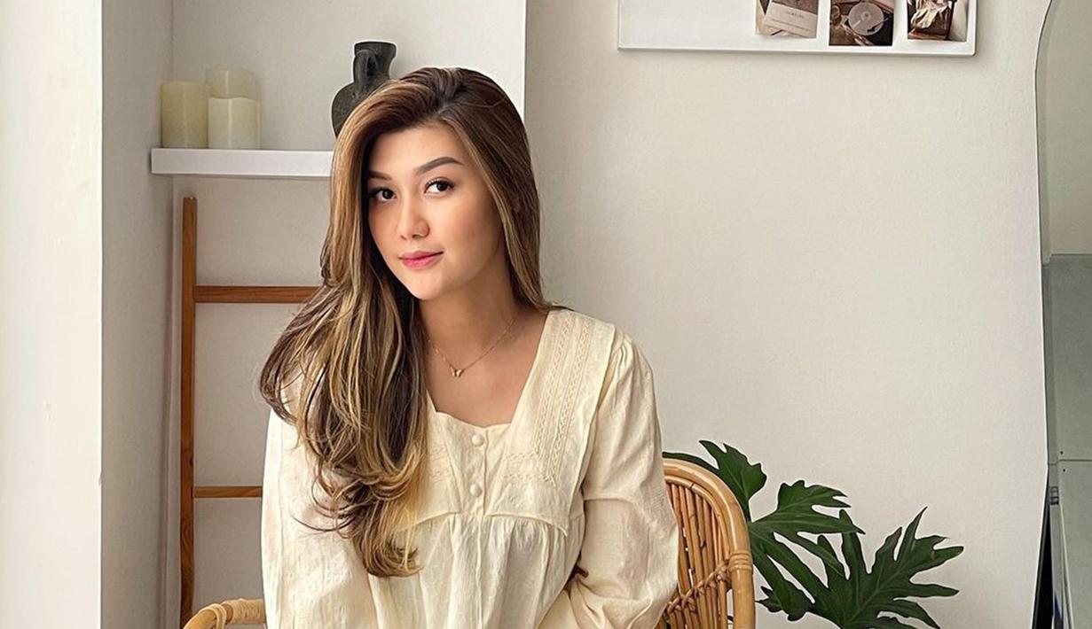 Tahun 2022, pemeran Selly di sinetron lawas Yang Masih di Bawah Umur ini sudah membintangi dua sinetron yakni Aku Bukan Wanita Pilihan dan Tajwid Cinta. Dalam sinetron Tajwid Cinta, Shaura Nabilla berperan sebagai Farah dan baru mulai bergabung di pertengahan episode. Meski begitu, ia sudah sangat akrab dengan sederet pemain sinetron Tajwid Cinta. (Liputan6.com/IG@shaura.nabilla)