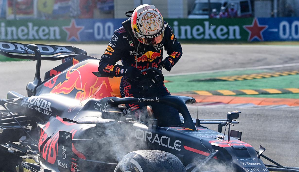 Steward atau pengawas balapan menilai bahwa insiden tersebut disebabkan oleh Verstappen. Mereka menganggap Verstappen berusaha melakukan overtake walaupun tak punya ruang dan manuvernya dianggap telat. (Foto: AFP/Andrej Isakovic)