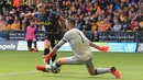 Masuk menggantikan Son di menit ke-76, Harry Kane nyaris gandakan keunggulan Spurs. Kiper Jose Sa masih bisa mengamankan gawangnya walau kane lolos dari jebakan offside. Gol tunggal Tottenham Hotspurs akhirnya bertahan hingga peluit akhir pertandingan dibunyikan. (Foto: AFP/Lindsey Parnaby)