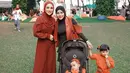 Kemudian terlihat juga Aurel Hermansyah yang tampil edgy dengan padu padan cut out outerwear warna merah, manset, dan hijab hitam. [@aurelie.hermansyah].