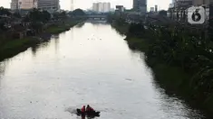Petugas SAR gabungan Pemadam, Tagana, melakukan pencarian anak yang tenggelam di Sungai Ciliwung Kanal Banjir Barat (KBB), Tomang, Jakarta, Rabu (24/11/2020). Seorang anak dikabarkan tenggelam pada siang menjelang sore tadi di kawasan tersebut. (merdeka.com/Imam Buhori)