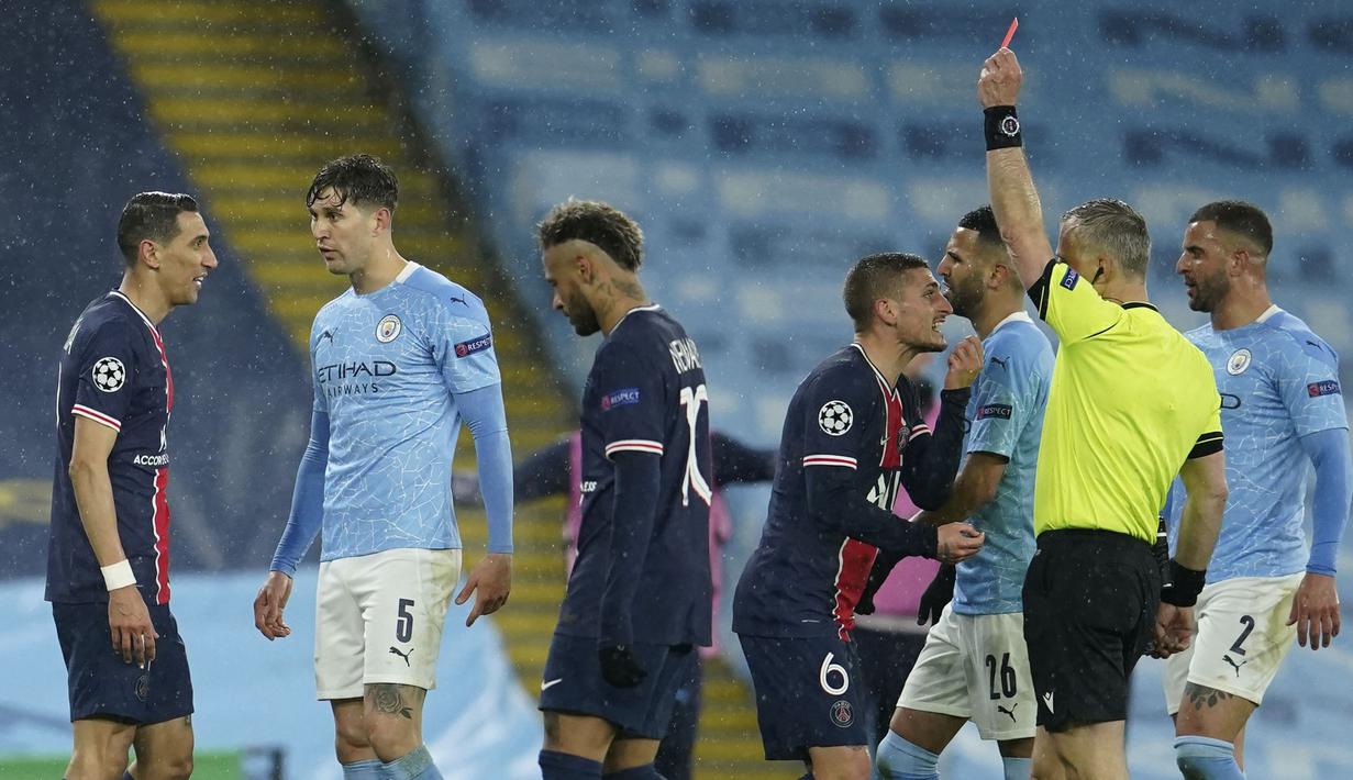 Bukan karena tak terima kartu merah untuk Di Maria, dua pemain PSG, Ander Herrera dan Marco Verratti, mengeluhkan sikap wasit Bjorn Kuipers yang melontarkan kata sialan untuk menegur pemain PSG. (AP/Dave Thompson)
