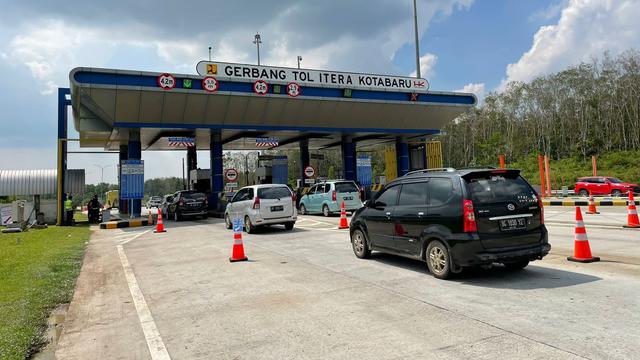Sebanyak 46.902 kendaraan meninggalkan Pulau Sumatra untuk kembali ke Pulau Jawa melalui Jalan Tol Trans Sumatera (JTTS) via Gerbang Tol (GT) Bakauheni Selatan. (Dok Hutama Karya)