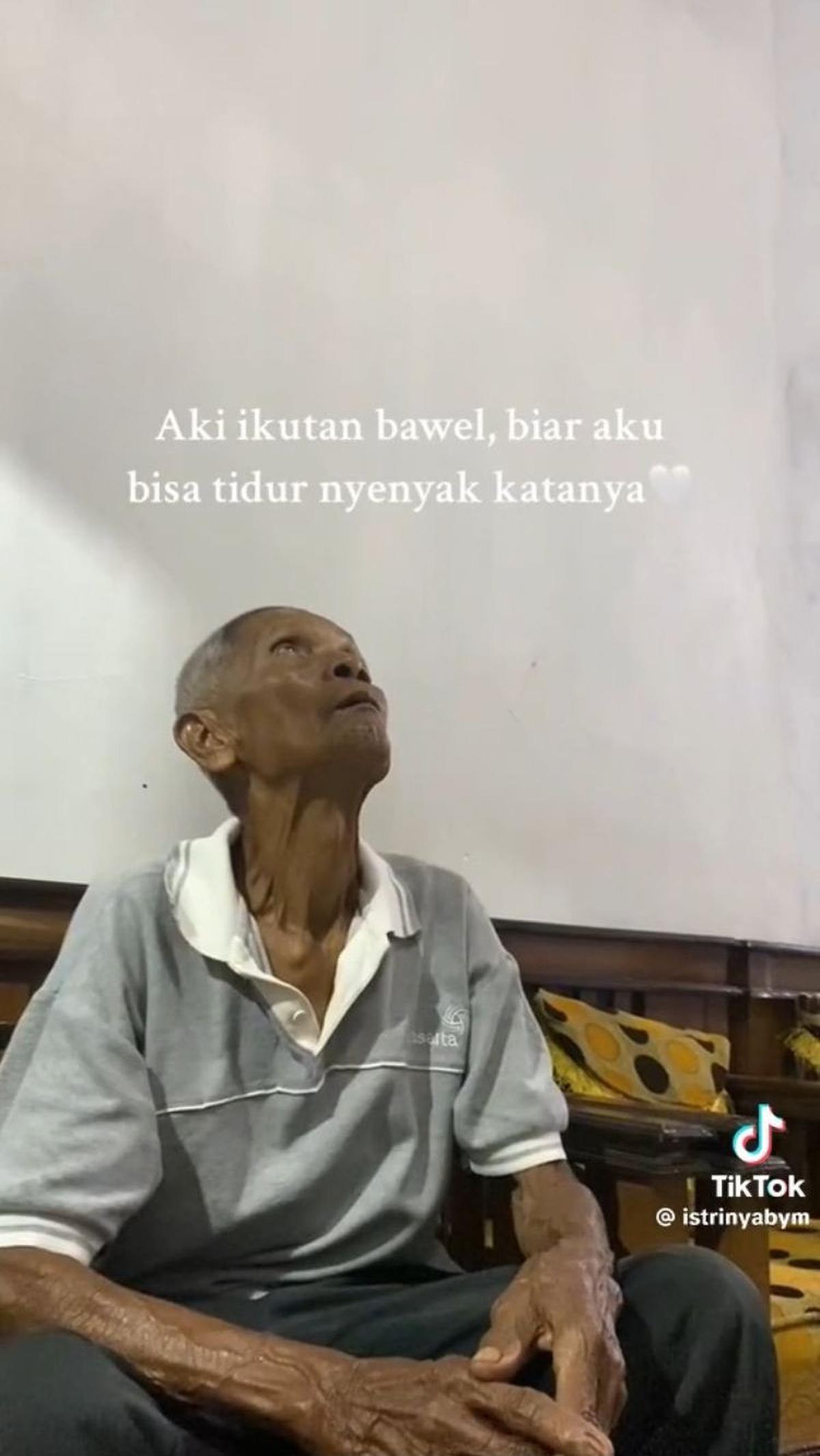 Selain dua saudaranya, sang kakek juga ikut mengawasi proses pemasangan stop kontak ini.