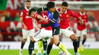 Pemain Tottenham Hotspur Son Heung-min (tengah) berebut bola dengan pemain Manchester United Lisandro Martinez (kiri) dan Casemiro (kanan) pada pertandingan sepak bola Liga Inggris di Old Trafford, Manchester, Inggris, 19 Oktober 2022. Manchester United mengalahkan Tottenham Hotspur dengan skor 2-0. (AP Photo/Dave Thompson)