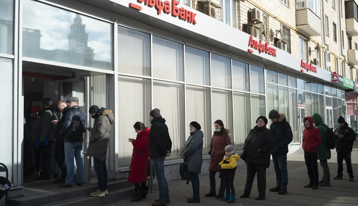 Orang-orang mengantre untuk menarik uang dari ATM Bank Alfa di Moskow, 27 Februari 2022. Warga Rusia berbondong-bondong ke bank dan ATM tak lama setelah Rusia melancarkan serangan ke Ukraina dan Barat mengumumkan sanksi yang melumpuhkan ekonomi. (AP Photo/Victor Berzkin)