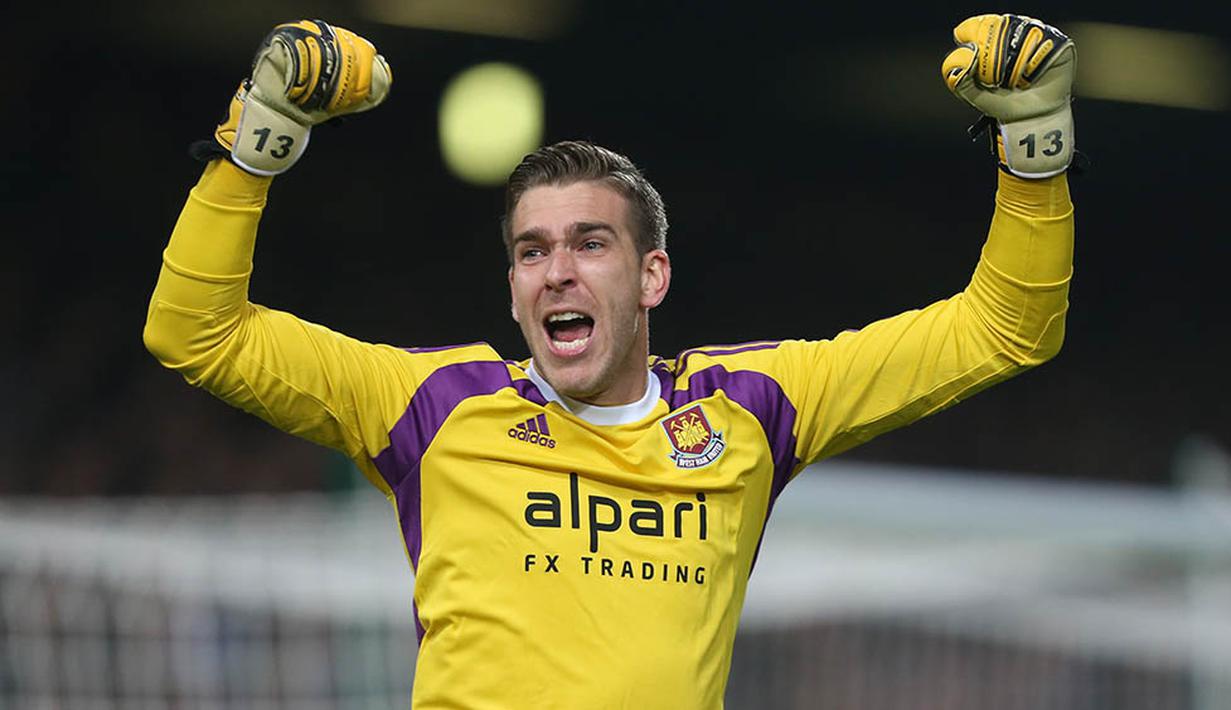 6. Adrian - Kiper West Ham ini menjadi penjaga gawang dengan jumlah penyelamatan tertinggi ketiga di Liga Inggris dengan jumlah 122 penyelamatan. Sejak Januari lalu kiper asal Spanyol itu berhasil clean sheet sebanyak delapan kali. (EPA/Kieran Galvin)