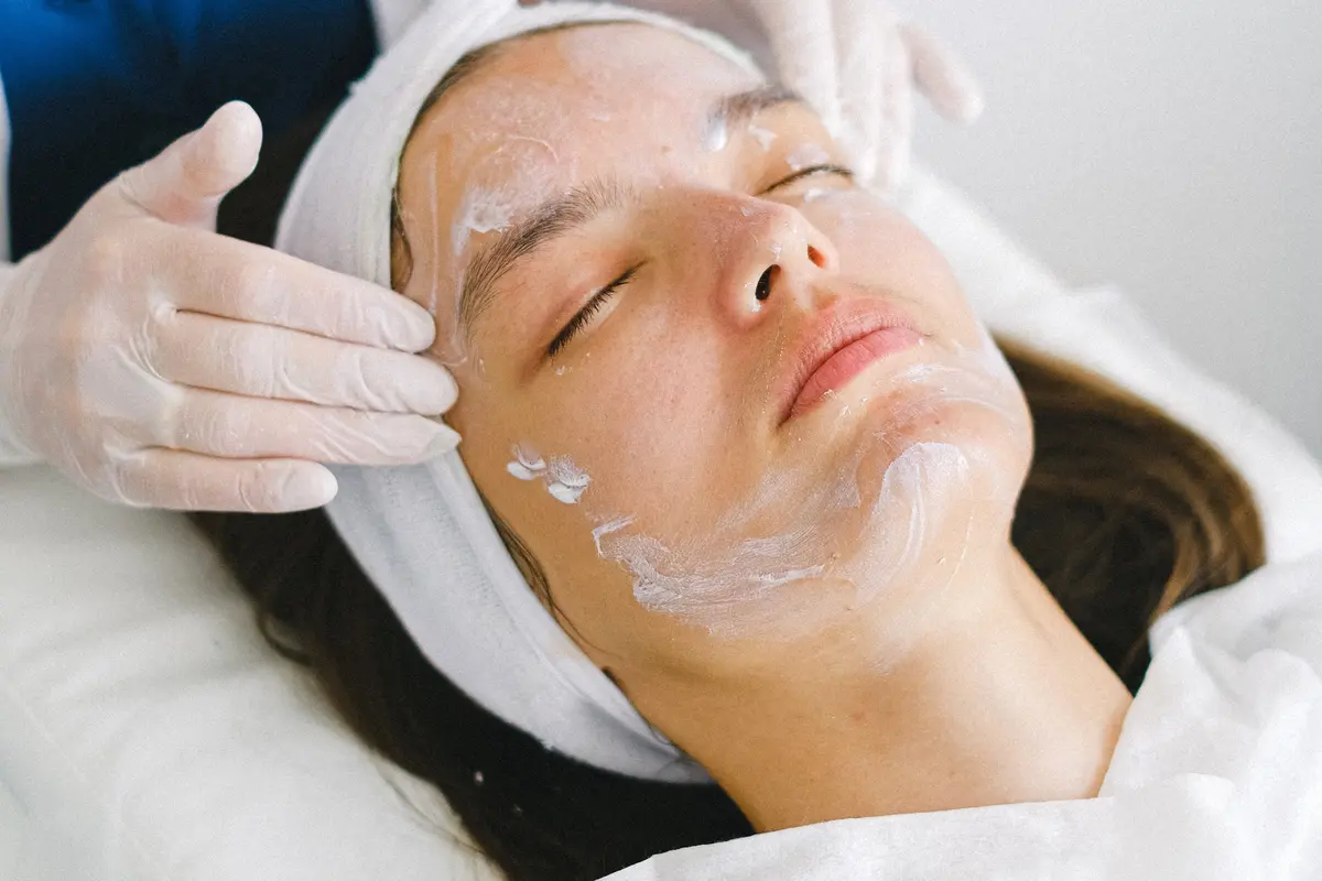 Wajah Bengkak Setelah Facial? Begini 5 Cara Meredakannya