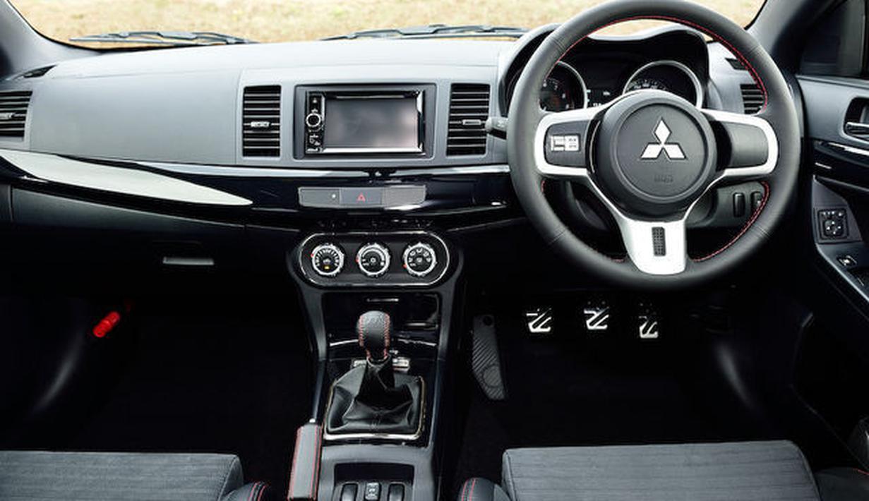 Mitsubishi Lancer Evolution Interior Pictures