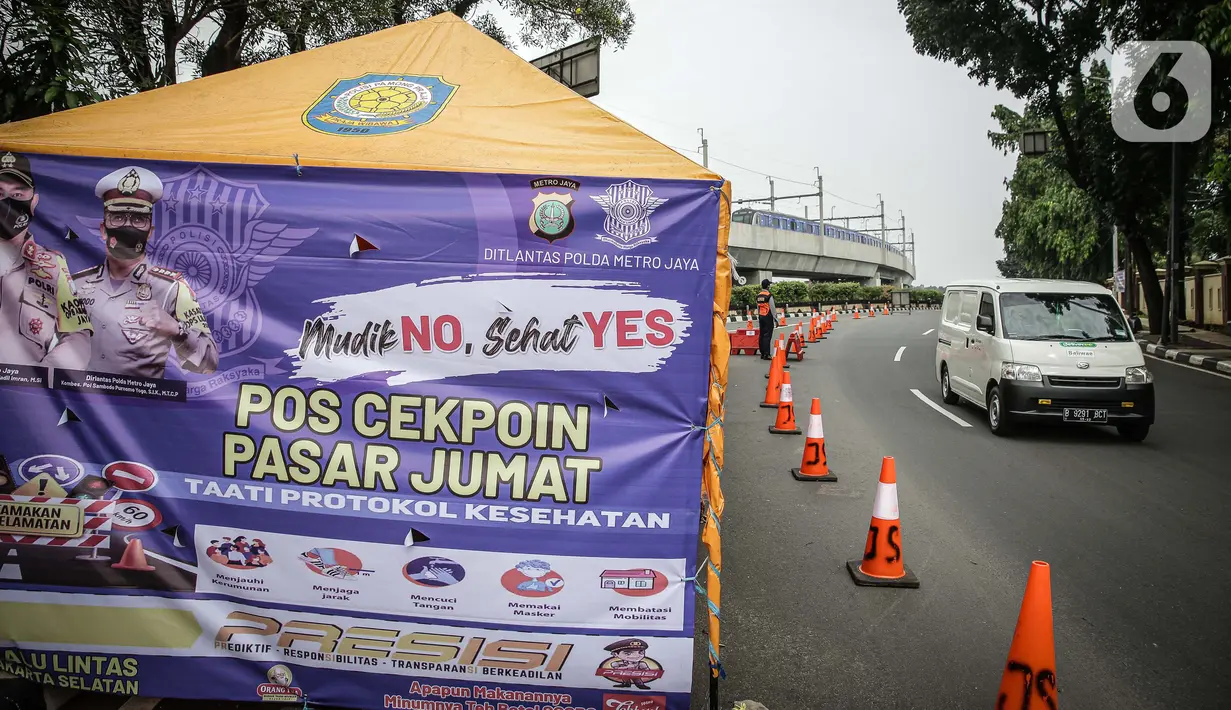 Kendaraan melintasi pos cekpoin penyekataan arus mudik di kawasan Pasar Jumat, Kamis (6/5/2021). Penyekatan dan cek poin dilakukan saat penerapan larangan mudik Lebaran 2021 sebagai upaya pencegahan penularan COVID-19. (Liputan6.com/Faizal Fanani)