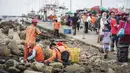 Petugas kebersihan membersihkan sampah laut di Pelabuhan Kali Adem, Jakarta, Senin (1/1). Banyaknya sampah plastik dibandingkan ikan yang gagal dikelola dengan baik membuat limbah yang mengakibatkan laut tercemar.  (Liputan6.com/Faizal Fanani)