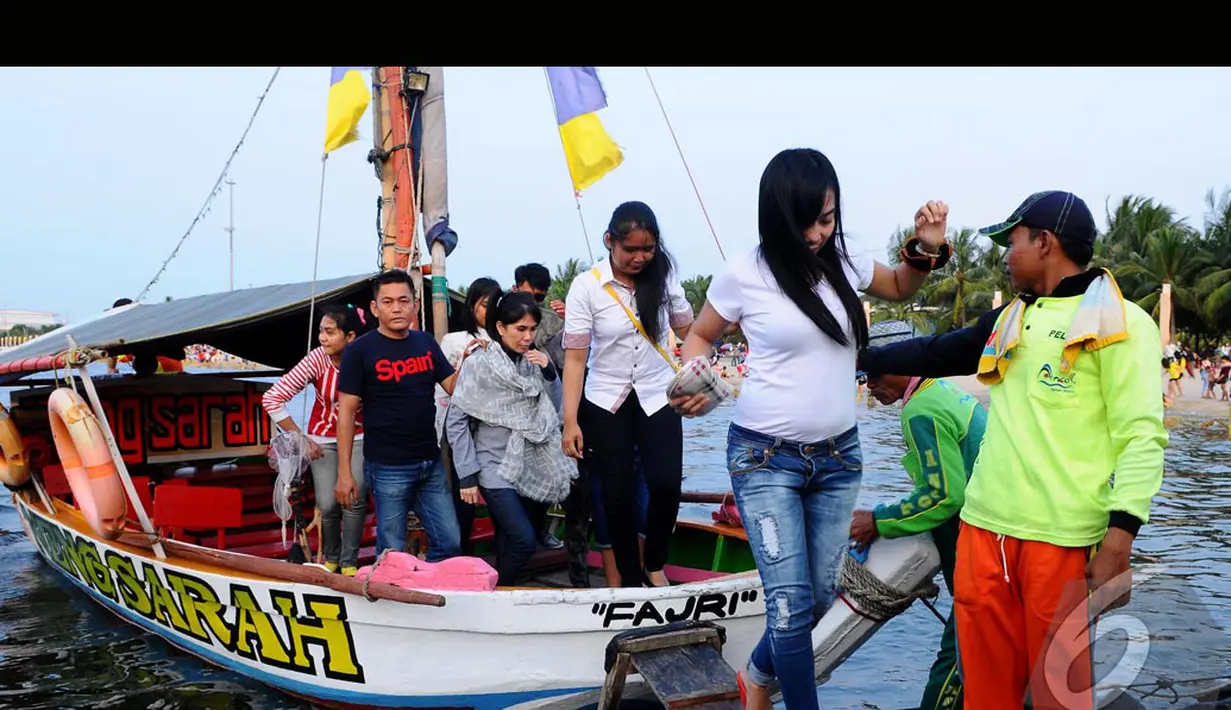 Para pengunjung Ancol mencoba salah satu fasilitas hiburan berupa keliling laut sekitar Ancol dengan sebuah perahu, Jakarta, Senin (28/7/2014) (Liputan6.com/Andrian M Tunay)