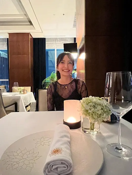 Sama seperti sang suami, Artika juga menampilkan senyum lebarnya dalam jepretan kamera sang suami. Lilin yang terdapat di atas meja membuat wajahnya makin bersinar. Di sisi lain, Artika dan Baim memang sangat kompak dalam menjaga keharmonisan keluarga. (Liputan6.com/IG/@artikasaridevi)