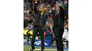 Pelatih Bayern Munich, Josep Guardiola (kiri) dan Carlo Ancelotti (Real Madrid) terlihat saling memberikan instruksi kepada para pemainnya di Stadion Santiago Bernabeu, Madrid, Spanyol (24/4/2014). (REUTERS/Sergio Perez)
