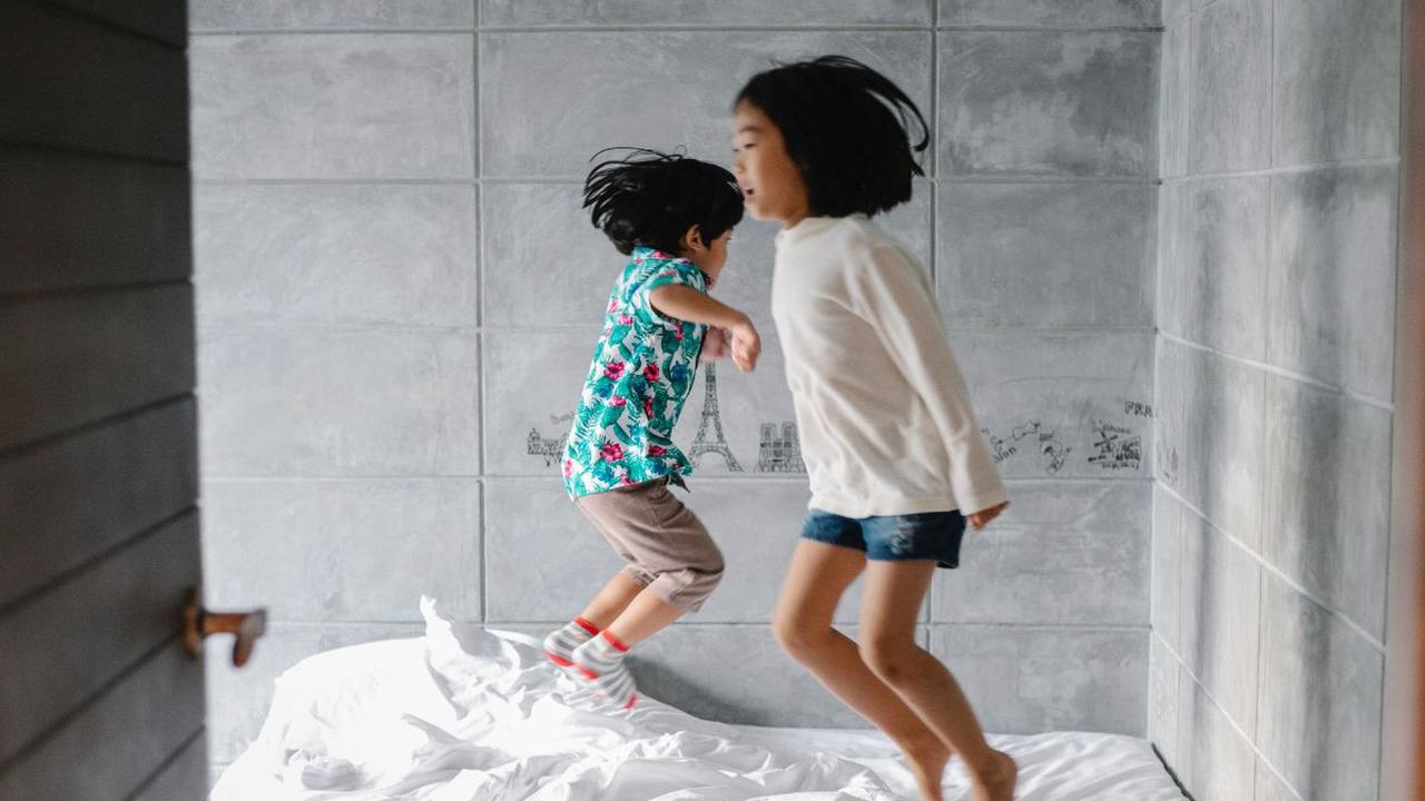 Sebagai orang tua, penting untuk mengenali tanda-tanda kecerdasan ini dan memberikan dukungan yang tepat untuk perkembangan anak. Berikan kesempatan bagi mereka untuk menjelajahi minat dan bakat mereka, berpikir kreatif, dan terus bertanya.