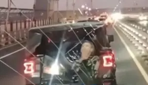 Maung TNI Ringsek Ditabrak Bus di Jembatan Suramadu