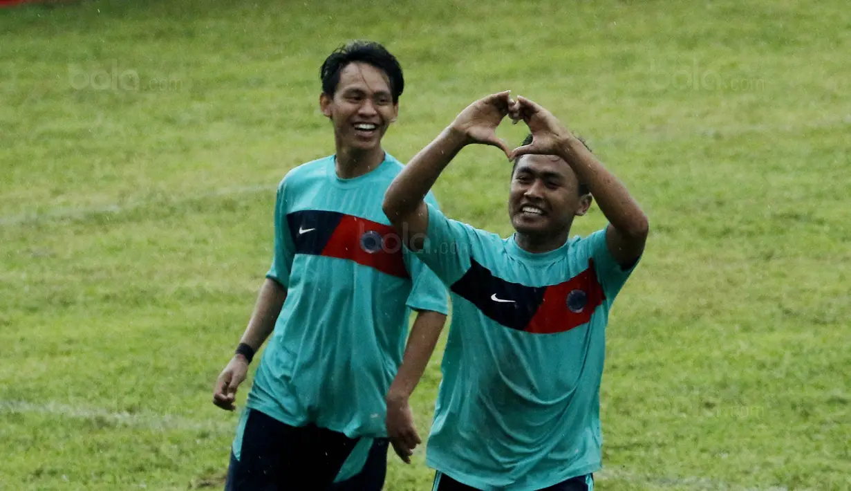 Pemain UM melakukan selebrasi usai mencetak gol ke gawang STIE Perbanas pada laga final Torabika Campus Cup 2017 di Stadion Cakrawala, Malang, Kamis (23/11/2017). UM menang 3-0 atas STIE Perbanas. (Bola.com/M Iqbal Ichsan)