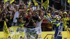 Selebrasi pebalap Movistar Yamaha, Valentino Rossi, di depan pendukungnya setelah finis kedua MotoGP Argentina di Sirkuit Autodromo Termas de Rio Hondo, Senin (4/4/2016) dini hari WIB. (AFP/Juan Mabromata)