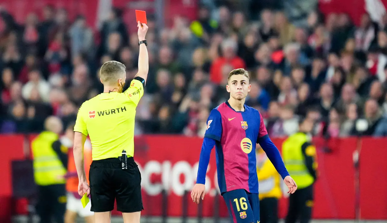 Pertandingan ini berlangsung cukup seru dan sengit. Laga ini juga diwarnai oleh kartu merah untuk Fermin Lopez. (AP Photo/Jose Breton)