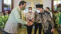 Plt Ketua Umum Partai Persatuan Pembangunan (PPP) Muhamad Mardiono (kanan) sowan ke kantor Gubernur Daerah Istimewa Yogyakarta (DIY) Sri Sultan Hamengku Buwono X, di Bangsal Kepatihan, Yogyakarta (Istimewa)