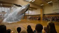 Magic Leap menampilkan seekor paus terlhat muncul dari lantai gymnasium (sumber. Lostateminor.com)