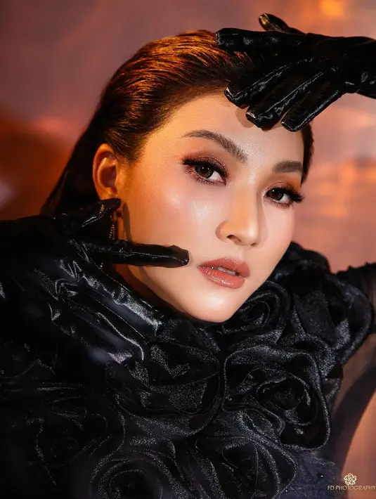 Dengan busana yang super bold, wajah Sarwendah dipulas dengan makeup bronze glam yang flawless [@fd_photography]