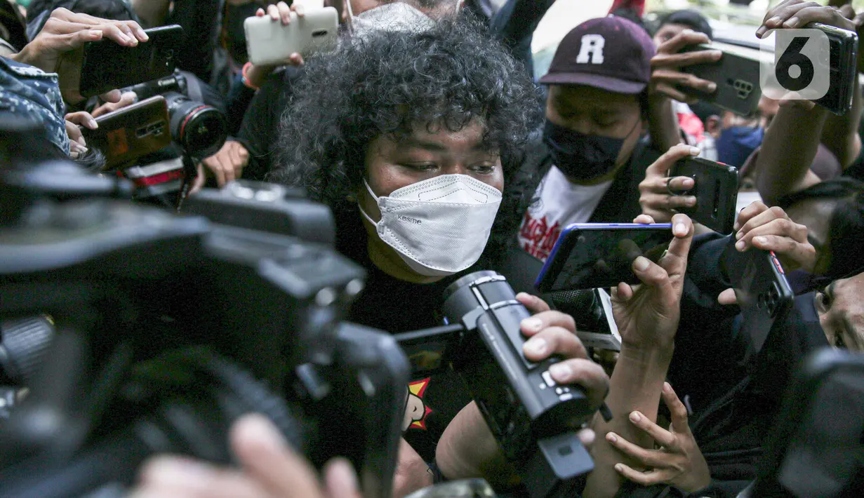 Komedian Marshel Widianto memenuhi panggilan penyidik Ditreskrimsus Polda Metro Jaya, Jakarta, Kamis (7/4/2022). Marshel Widianto menjalani pemeriksaan sebagai saksi terkait pembelian puluhan konten pornografi Gusti Ayu Dewanti alias Dea OnlyFans. (Liputan6.com/Faizal Fanani)