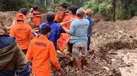 Tanah longsor yang terjadi pada Sabtu, pukul 22.30 Wita itu menewaskan 18 orang yang tersebar di dua titik, yakni 14 di Palangka dan 4 di Lembang Randan Batu. (National Search and Rescue Agency via AP)