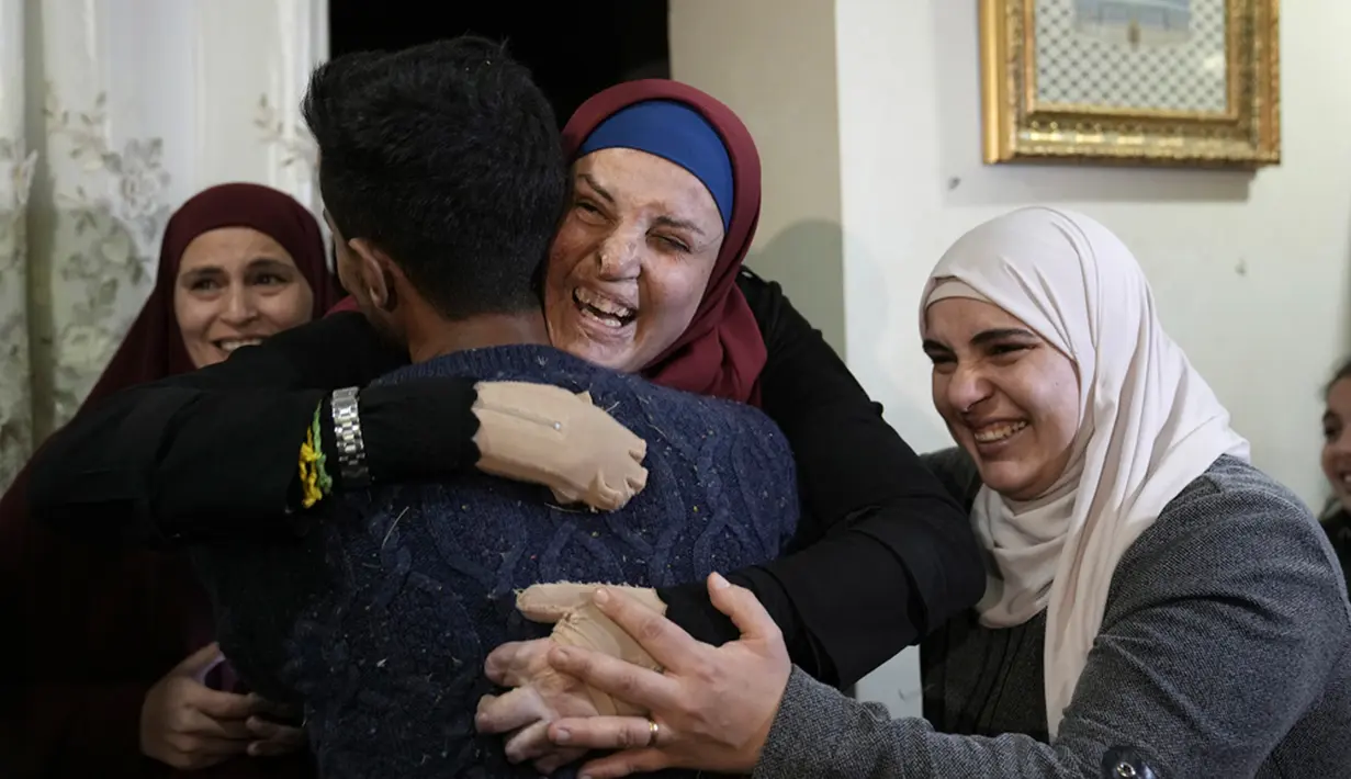 Selain sandera Hamas, terdapat total 117 tahanan Palestina yang telah dibebaskan oleh Israel dari beberapa penjara di wilayahnya. (AP Photo/Mahmoud Illean)