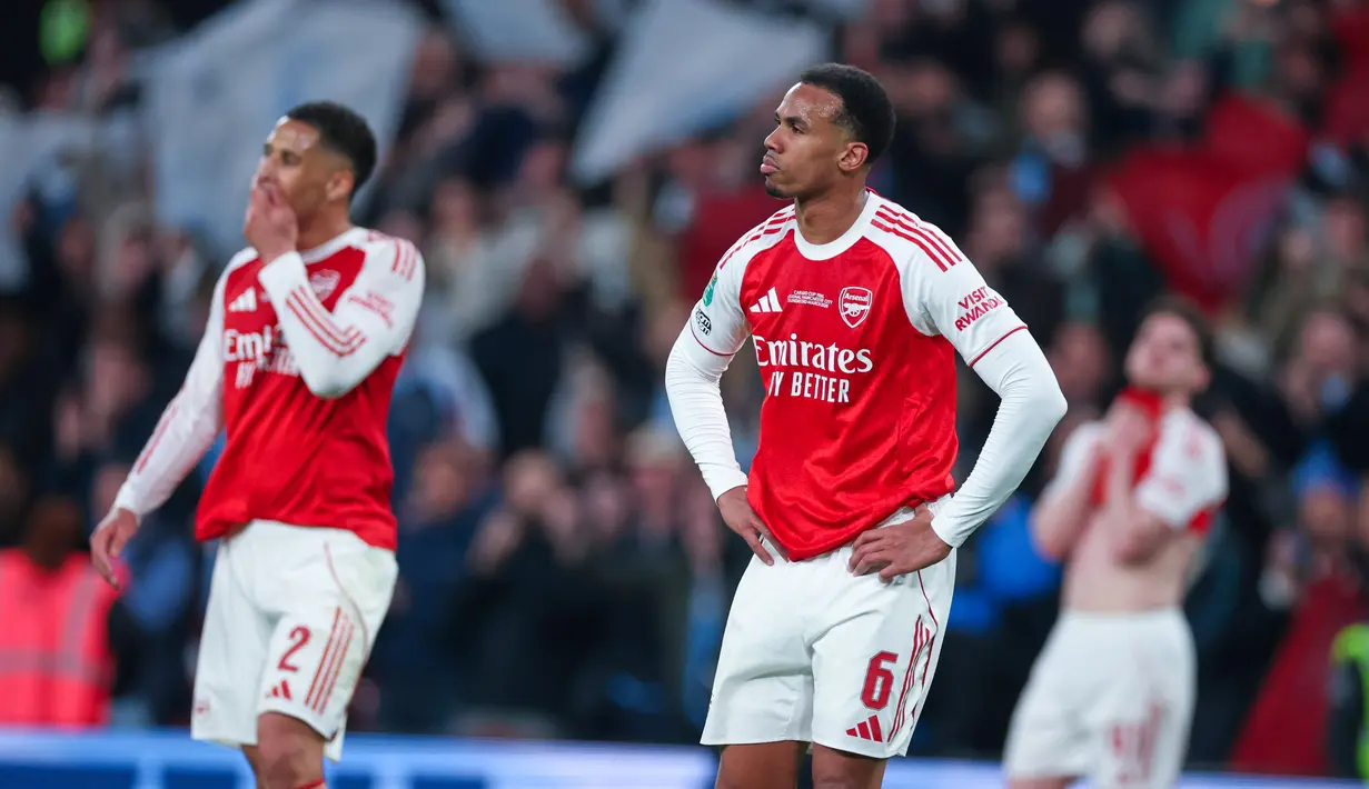 Kekecewaan mendalam melanda skuad Arsenal setelah gagal menjuarai Carabao Cup 2026 akibat kalah 0-2 dari Manchester City di final. (AP Photo/Richard Pelham)