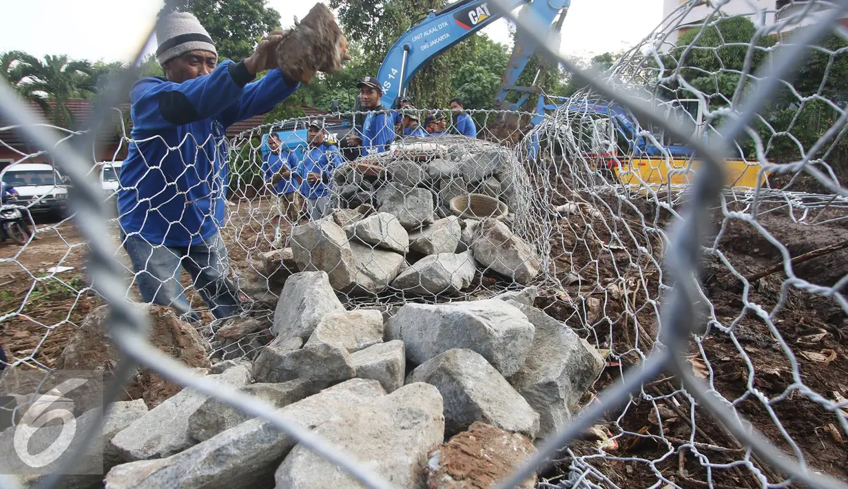 Dinas Tata Air DKI Jakarta memasang bronjong yang baru terpasang sekitar 10 meter dengan ketinggian setengah meter untuk menggantikan tembok yang ambrol saat banjir Sabtu lalu, Kemang, Jakarta, Rabu (31/8). (Liputan6.com/Immanuel Antonius)