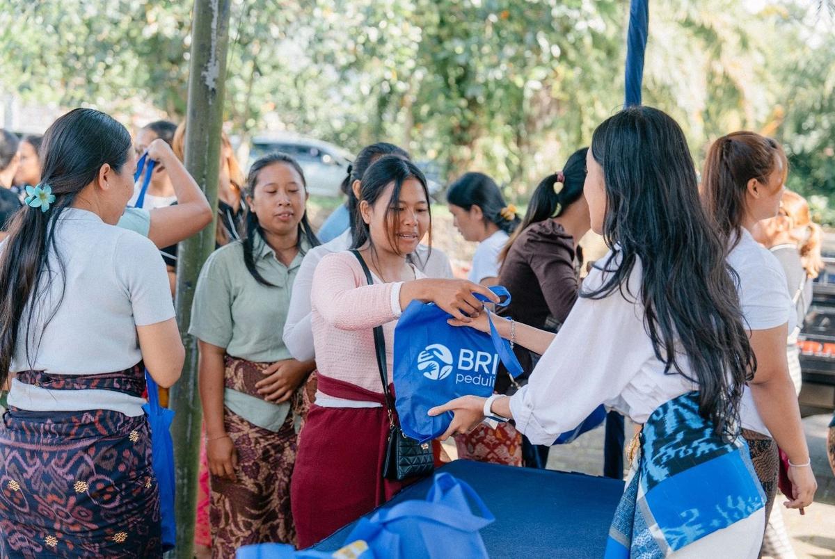 Peringati Hari Raya Nyepi 2026, BRI Peduli Salurkan CSR 2.000 Paket Sembako bagi Warga Desa Angseri dan Desa Sarimekar
