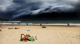 Foto ini mengabadikan fenomena alam saat badai menerjang Pantai Bondi, Sydney (6/1/2015). Foto kategori Nature karya Rohan Kelly berjudul 'Storm Front on Bondi Beach' menjadi pemenang '1st prize singles' World Press Photo Awards 2016. (Reuters via WPP)