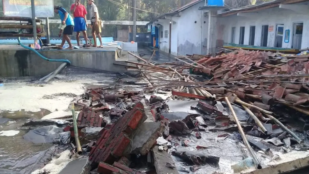 Kolam renang rusak akibat terjangan gelombang tinggi di pesisir Cilacap, Jawa Tengah. (Foto: Liputan6.com/BPBD Cilacap/Muhamad Ridlo)