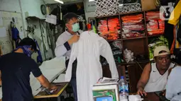 Pekerja menyelesaikan pembuatan pakaian untuk Alat Pelindung Diri (APD) tenaga medis di Penggilingan, Jakarta, Kamis (26/3/2020). Akibat melonjaknya jumlah kasus penyebaran Covid-19 di beberapa wilayah di Indonesia menyebabkan terbatasnya ketersediaan APD di pasaran. (Liputan6.com/Faizal Fanani)