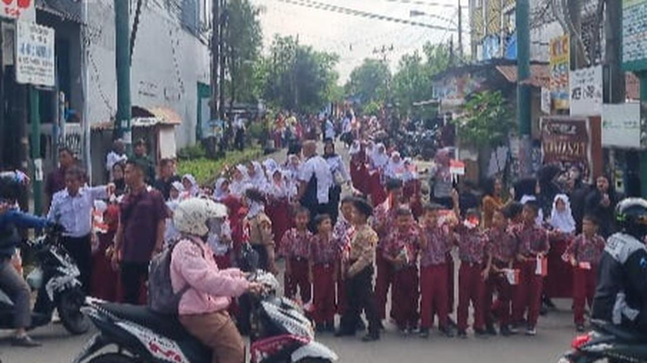 murid SD tunggu kedatangan Prabowo