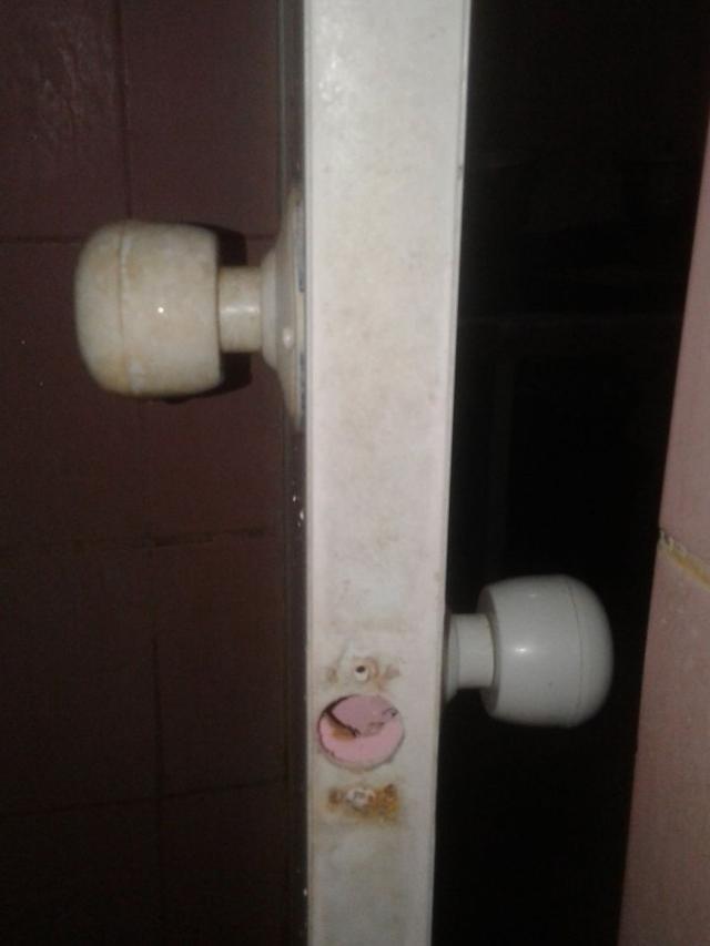  6  Potret Cara Orang  Perbaiki Pintu Ini Bikin Gagal Paham 