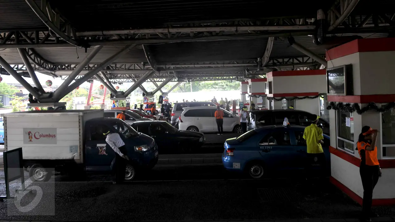 20151231-Jelang Pergantian Tahun, Warga Mulai Padati Ancol-Jakarta