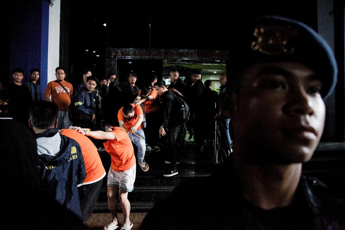 FOTO: Ratusan WNA Pelaku Judi Daring Dipindahkan ke Imigrasi