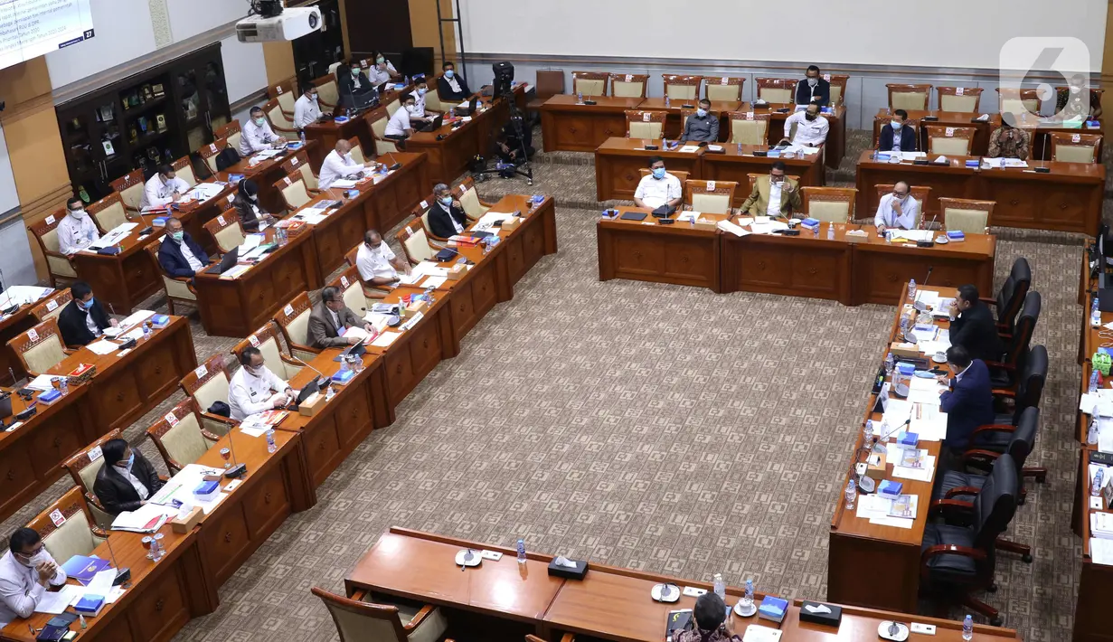Suasana saat Menkumham Yasonna Laoly rapat dengan Komisi III DPR RI di Senayan, Jakarta, Rabu (17/3/2021). Riwu Kore diketahui bekerja di salah satu proyek strategis di Amerika Serikat. (Liputan6.com/Angga Yuniar)