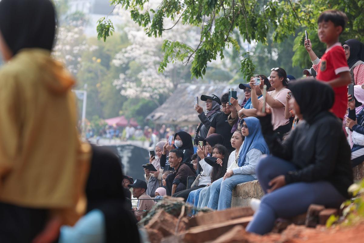 Kreasi Pasukan Oranye Sulap Sampah Plastik Jadi Perahu Unik