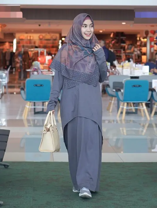 Anisa Rahma lewat akun Instagramnya kerap mengunggah foto-foto OOTDnya yang menginspirasi kaum hawa. Sejak mantap berhijab, Anisa didapuk menjadi model busana muslim. Parasnya yang cantik pun tampak memesona ketika berpose candid mengenakan busana muslim seperti ini. (Liputan6.com/IG/@anisarahma_12)